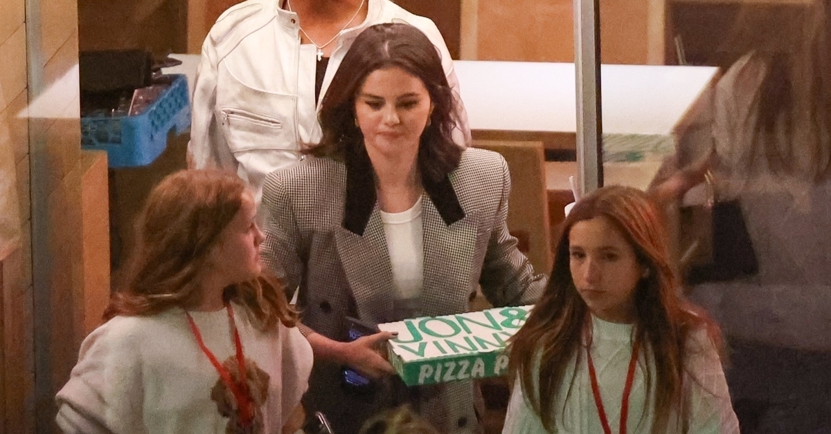 Milyarder statüsüne ulaşan Selena Gomez pizzacıda görüntülendi
