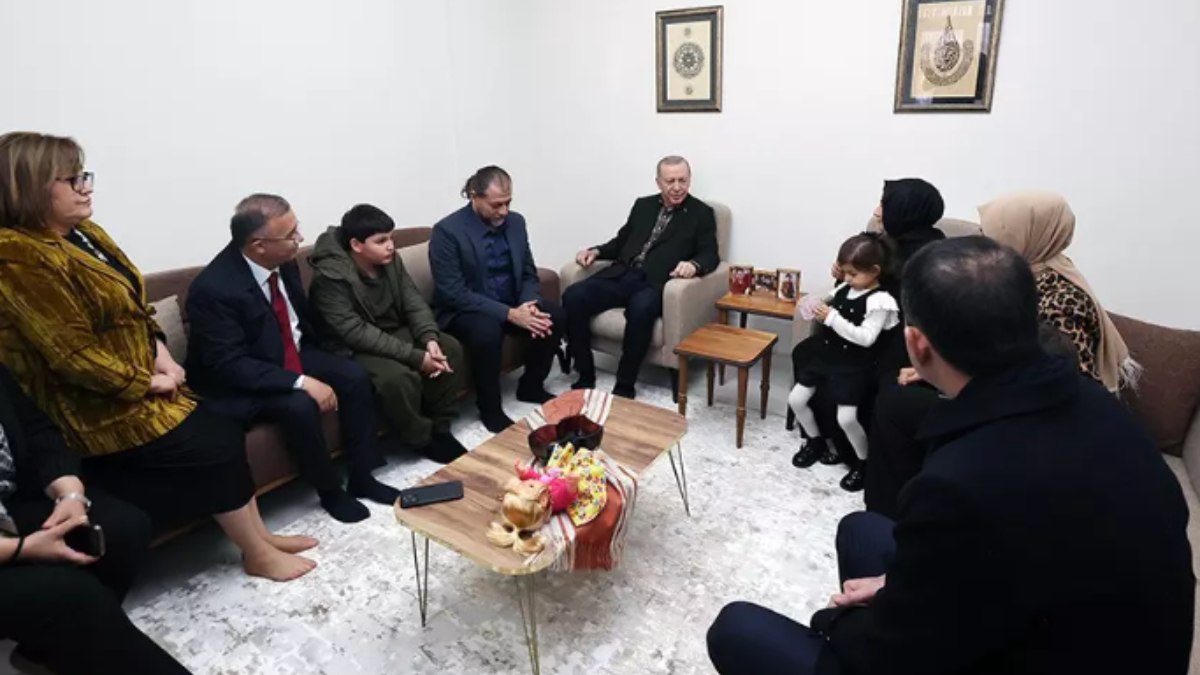 Cumhurbaşkanı Erdoğan’dan depremzede aileye ziyaret
