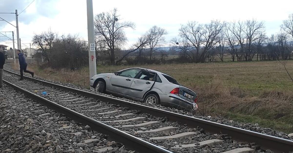 Polisten kaçarken demir yoluna devrildi
