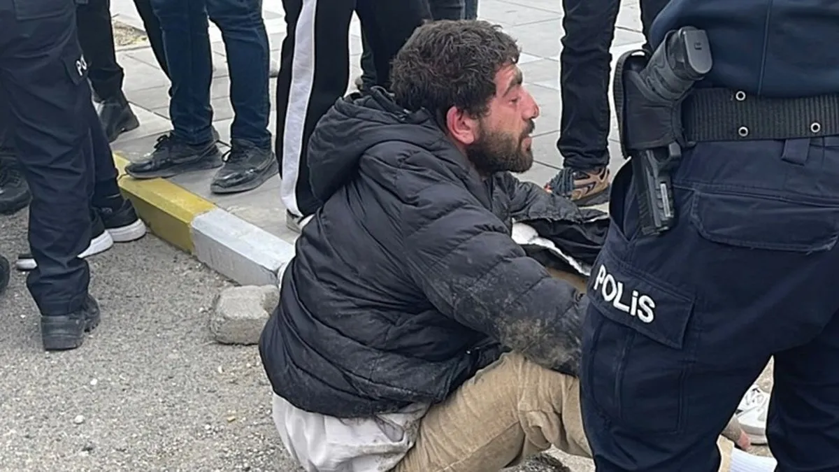 Uyuşturucu kullanıp bıçakla tehditler savurdu: Darp edilip polise verildi!
