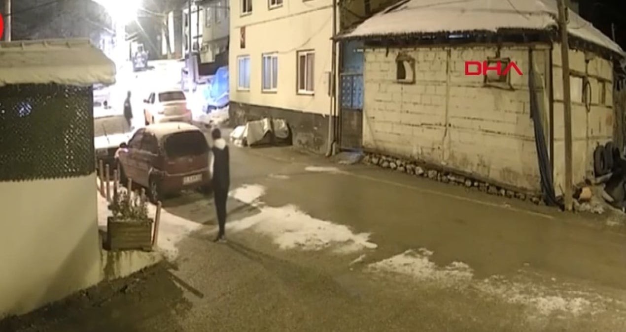 Kendisini 2 ay önce bıçaklayan kişiye silahlı saldırı düzenledi
